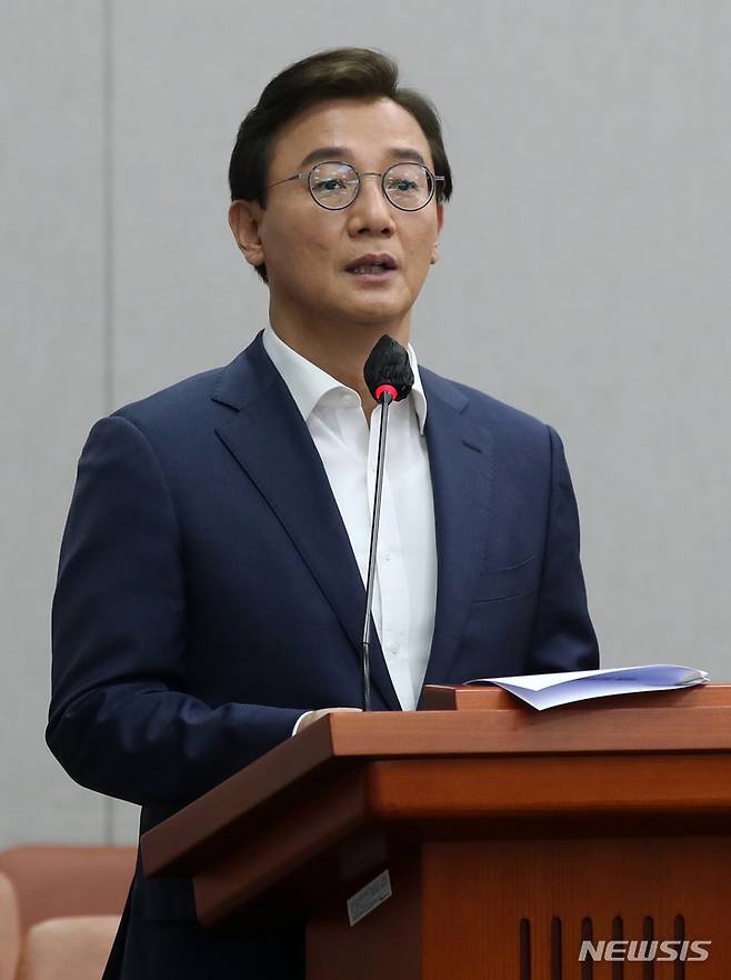 [서울=뉴시스] 고범준 기자 = 전재수 법안심사제1소위원장이 22일 오후 서울 여의도 국회에서 열린 정치개혁특별위원회 전체회의에서 소위원회 심사결과 보고를 하고 있다. 2023.05.22. bjko@newsis.com