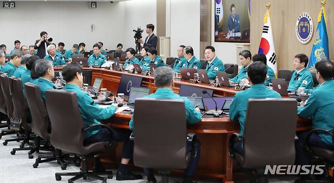 [서울=뉴시스] 전신 기자 = 윤석열 대통령이 18일 서울 용산 대통령실 청사에서 열린 국무회의를 주재하고 있다. 2023.07.18. photo1006@newsis.com