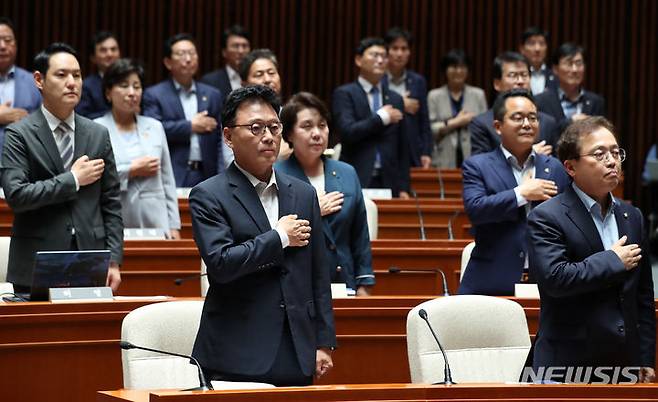 [서울=뉴시스] 이영환 기자 = 박광온 더불어민주당 원내대표와 의원들이 18일 오후 서울 여의도 국회에서 열린 의원총회에서 국민의례를 하고 있다.  2023.07.18. 20hwan@newsis.com