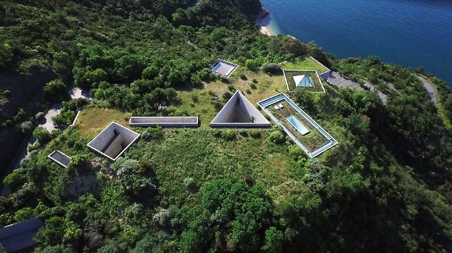 나오시마 재생 프로젝트 중 하나인 지중 미술관 전경. photo by Tadao Ando Architect & Associates. 뮤지엄 산 제공