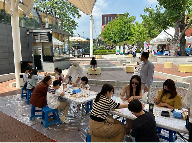 서울 인사동서 수묵 부채 그리기 등  2023 전남 국제 수묵 비엔날레 홍보 활동. 전라남도 제공