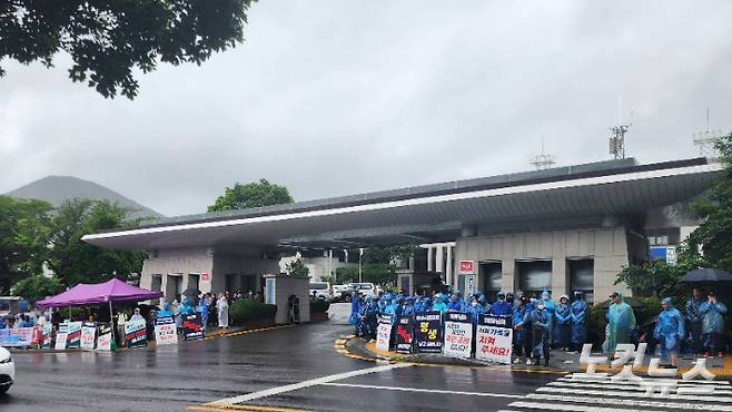 여수 웅천 생활형숙박시설 입주민 300여 명이 시의회 앞에서 주차장 완화 조례 개정안 통과를 요구하는 시위를 벌이고 있다. 최창민 기자
