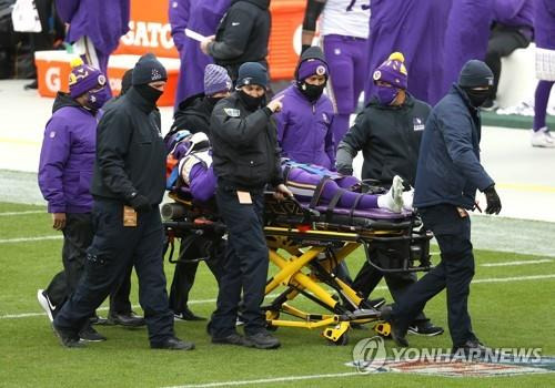 뇌진탕으로 이송되는 미식축구 선수  기사 내용과 직접 관련 없음. [AFP 연합뉴스 자료사진. 재판매 및 DB 금지]