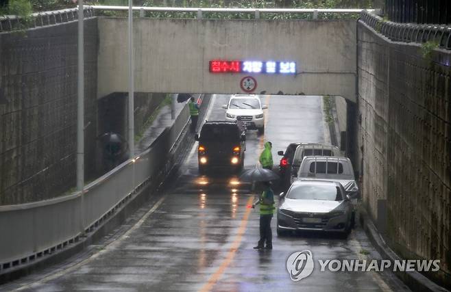 '지하차도 잠길라…' 배수펌프 점검 (광주=연합뉴스) 조남수 기자 = 광주ㆍ전남 전역에 호우경보가 발령된 17일 오후 광주 북구 죽림지하차도에서 북구청 관계자들이 배수펌프를 점검하며 지나는 차량을 통제하고 있다. 2023.7.17 iso64@yna.co.kr