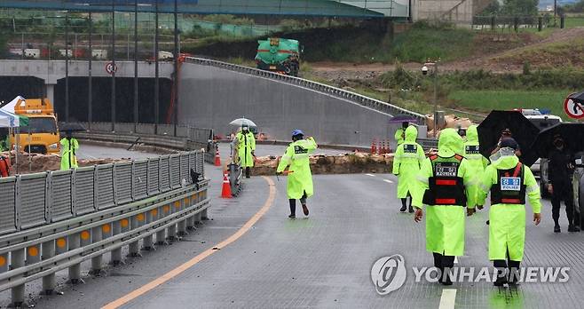 유류품 수색 등 작업 이어지는 오송지하차도 (청주=연합뉴스) 서대연 기자 = 18일 오전 미호천 제방 유실로 침수된 충북 청주시 오송읍 궁평2지하차도 수색구조현장에서 경찰들이 근무하고 있다, 2023.7.18 dwise@yna.co.kr