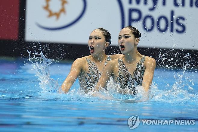 듀엣 프리 연기하는 이리영과 허윤서 (후쿠오카 AP=연합뉴스) 이리영과 허윤서가 18일 일본 후쿠오카 마린 메세 후쿠오카홀에서 열린 2023 세계수영선수권 아티스틱 스위밍 여자 듀엣 프리 예선에서 화려한 연기를 펼치고 있다.