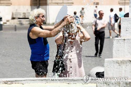 '덥다 더워' (로마 로이터=연합뉴스) 18일(현지시간) 이탈리아 전역에 폭염이 계속되는 가운데 사람들이 로마 포폴로 광장에서 분수대 물로 더위를 식히고 있다. 2023.07.18