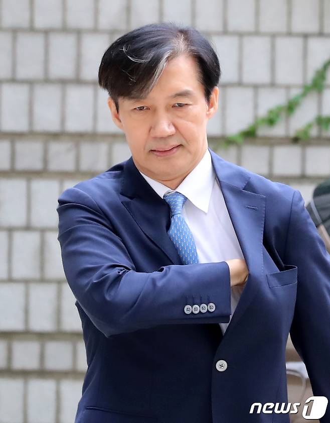 자녀 입시비리 및 청와대 감찰 무마 혐의로 1심에서 징역 2년을 선고받은 조국 전 법무부 장관이 17일 오후 서울 서초구 서울고등법원에서 열린 첫 항소심에 출석하며 주머니에서 입장문을 꺼내고 있다. ⓒ News1 장수영 기자