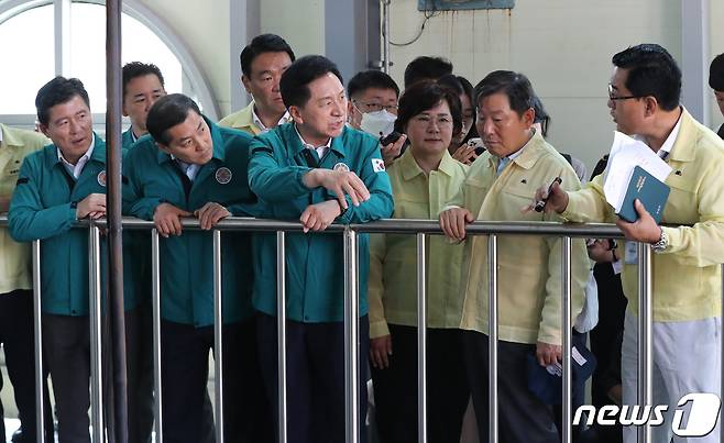 김기현 국민의힘 대표가 19일 서울 양천구 신월 빗물저류배수시설을 방문해 집중호우 대비 대심도 빗물터널 앞에서 현장 관계자의 설명을 듣고 있다. 2023.7.19/뉴스1 ⓒ News1 송원영 기자