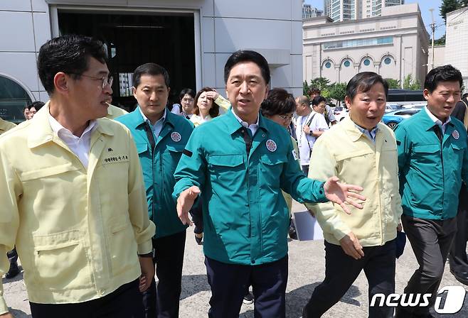 김기현 국민의힘 대표가 19일 서울 양천구 신월 빗물저류배수시설을 방문해 집중호우 대비 대심도 빗물터널 점검을 마치고 나오고 있다. 2023.7.19/뉴스1 ⓒ News1 송원영 기자