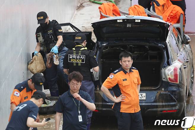 17일 오전 미호천 제방 유실로 침수된 충북 청주시 흥덕구 오송읍 궁평2지하차도에서 경찰 과학수사대 대원들이 침수차 내부를 조사하고 있다. 2023.7.17/뉴스1 ⓒ News1 구윤성 기자