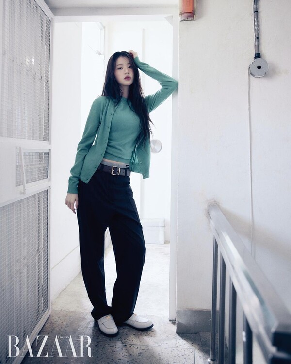 IVE Jang Won-young has released a pictorial with a neat atmosphere.Jang Won-young posted a photo of a magazine pictorial with colorful charm on his instagram on the 19th.The picture included a padded jumper, a mini skirt, a mint-colored cardigan, a knitwear and a half-coat.Jang Won-young has perfected the look of various moods with unique proportions and doll-like beauty.It also attracted attention by adding a mature atmosphere to its innocent charm.On the other hand, IVE, which Jang Won-young belongs to, released a new song I Want on the 17th.