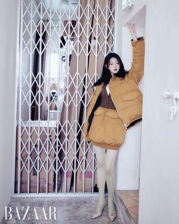 IVE Jang Won-young has released a pictorial with a neat atmosphere.Jang Won-young posted a photo of a magazine pictorial with colorful charm on his instagram on the 19th.The picture included a padded jumper, a mini skirt, a mint-colored cardigan, a knitwear and a half-coat.Jang Won-young has perfected the look of various moods with unique proportions and doll-like beauty.It also attracted attention by adding a mature atmosphere to its innocent charm.On the other hand, IVE, which Jang Won-young belongs to, released a new song I Want on the 17th.