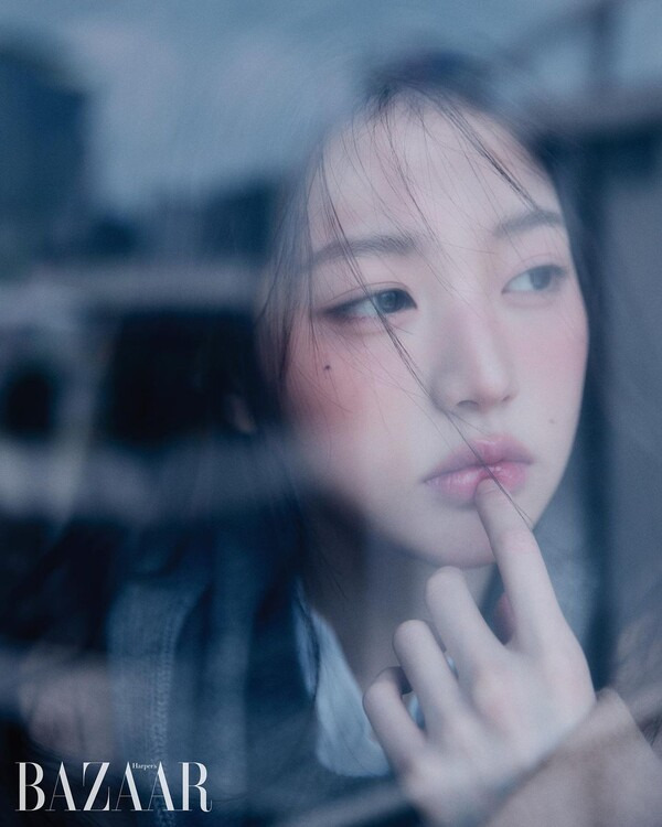 IVE Jang Won-young has released a pictorial with a neat atmosphere.Jang Won-young posted a photo of a magazine pictorial with colorful charm on his instagram on the 19th.The picture included a padded jumper, a mini skirt, a mint-colored cardigan, a knitwear and a half-coat.Jang Won-young has perfected the look of various moods with unique proportions and doll-like beauty.It also attracted attention by adding a mature atmosphere to its innocent charm.On the other hand, IVE, which Jang Won-young belongs to, released a new song I Want on the 17th.