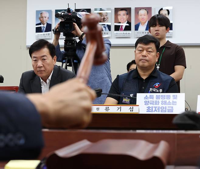 18일 오후 정부세종청사에서 열린 최저임금위원회 14차 전원회의에서 사용자 위원인 류기정 한국경영자총협회 전무(왼쪽)와 근로자 위원인 류기섭 한국노총 사무총장(오른쪽)이 앉아 있다. /연합뉴스