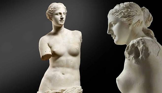 고대 그리스의 대표적인 조각상인 ‘밀로의 비너스’. 그리스 신화에서 사랑과 미를 관장하는 여신인 아프로디테를 묘사한 대리석상으로 길이는 203㎝이다. 기원전 130년에서 100년 사이에 제작된 것으로 추정된다./프랑스 루브르 박물관