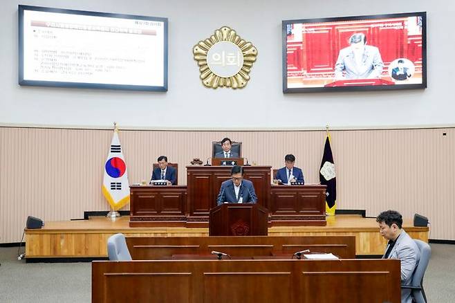 구리시의회가 제327회 임시회를 열고 ‘구리시발달장애인평생교육센터 민간위탁 동의안’을 심의하고 원안가결했다.ⓒ구리시의