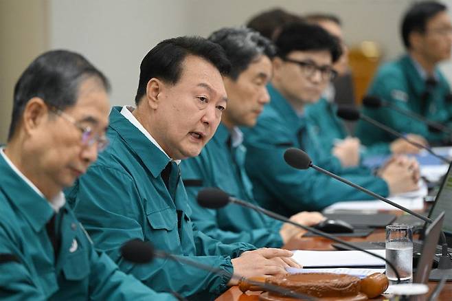 윤석열 대통령이 18일 서울 용산 대통령실 청사에서 열린 국무회의에서 발언하고 있다. 윤 대통령은 “이권, 부패 카르텔의 정치 
보조금을 전부 삭감하고, 농작물 피해 농가와 산 붕괴 마을 100% 보전에 투입하라”고 했다. 왼쪽부터 한덕수 국무총리, 윤 
대통령, 이주호 부총리 겸 교육부 장관, 한동훈 법무부 장관. 대통령실사진기자단