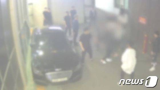 2021년 5월 부산의 한 장례식장에서 조직폭력단 칠성파와 신20세기파 조직원들이 몸싸움을 벌이고 있는 모습.(부산경찰청 제공)