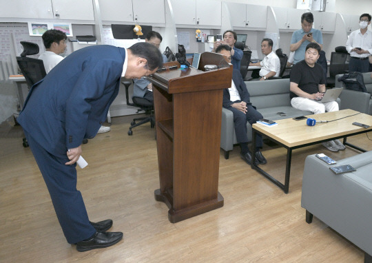 허리 숙인 홍준표 대구시장







    (대구=연합뉴스) 이덕기 기자 = 홍준표 대구시장이 '수해 골프' 논란과 관련, 19일 기자실을 찾아 유감을 표하며 머리를 숙이고 있다. 홍 시장은 "재난대응 매뉴얼에 위배되지 않았지만 수해가 우려되는 상황에서 부적절했다는 지적을 겸허히 받아들인다"고 말했다. 



    2023.7.19. [대구시 제공.재판매 및 DB 금지]



    duck@yna.co.kr



(끝)