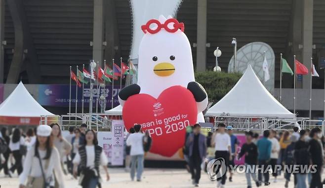 2030부산엑스포 홍보 캐릭터 '부기' (부산=연합뉴스) 조정호 기자 = 부산 아시아드주경기장 출입문 입구에 설치된 2030부산엑스포 홍보 캐릭터 '부기' 조형물. 2023.5.27 ccho@yna.co.kr (끝)