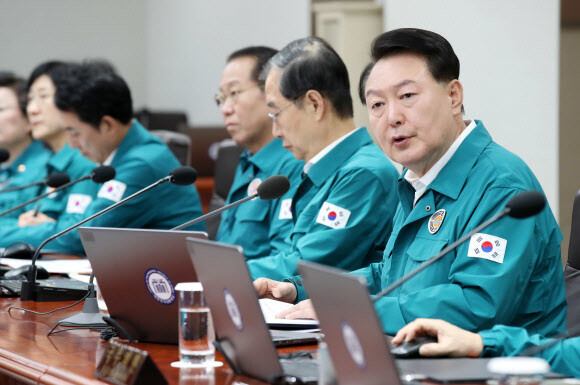 윤석열 대통령이 18일 용산 대통령실에서 열린 국무회의에서 발언하고 있다. 연합뉴스