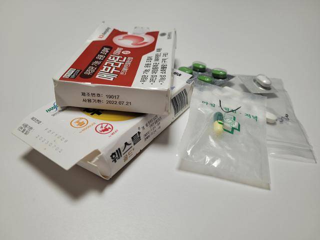 언제 샀는지 기억도 나지 않는 약이 산더미입니다. 사용기한이 지난 약, 처방받았지만 권고기간 안에 먹지 않은 약은 과감히 폐의약품 수거함에 버려야 합니다. 쓰레기통은 절대 안 돼요. 신혜정 기자