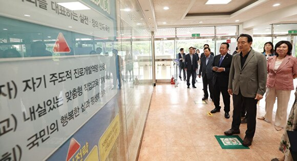 19일 임태희 경기도교육감이 성남시 양영디지털고등학교를 둘러보고 있다.  [사진=경기도교육청]