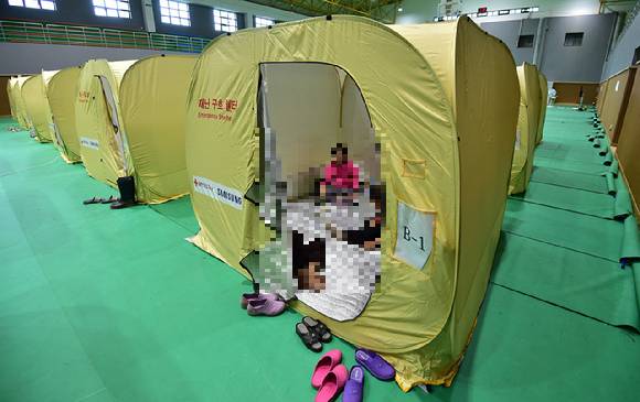 지난 17일 오후 경북 예천군문화체육센터에 마련된 호우피해 임시 거주시설에서 이재민들이 휴식을 취하고 있다. [사진=뉴시스]