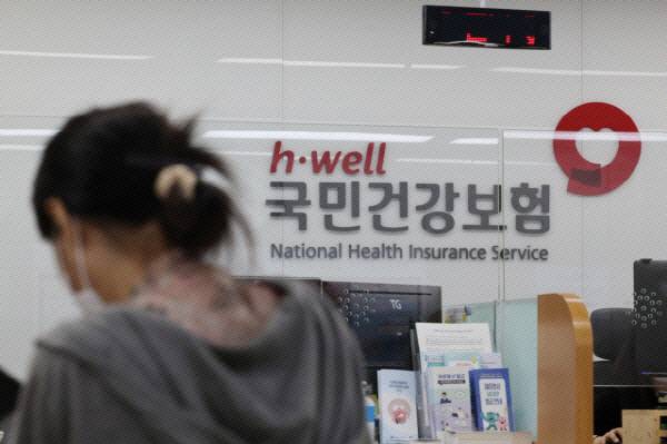 ▲ 국민 4명 중 3명이 소득 대비 현재 건강보험료 수준에 부담을 느끼며, 내년 건강보험료율 인하 또는 동결을 원한다는 조사 결과가 나왔다. [연합뉴스 자료사진]