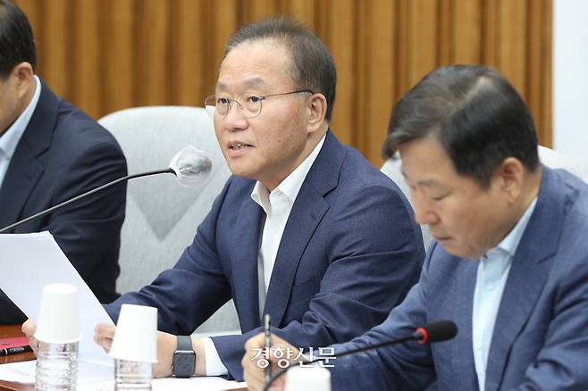 윤재옥 국민의힘 원내대표가 19일 국회에서 열린 원내대책회의에서 모두발언을 하고 있다. 성동훈 기자