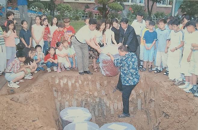 2003년 인천 선학초등학교에서 타임캡슐을 묻고 있다.|이명수 전 교장 제공