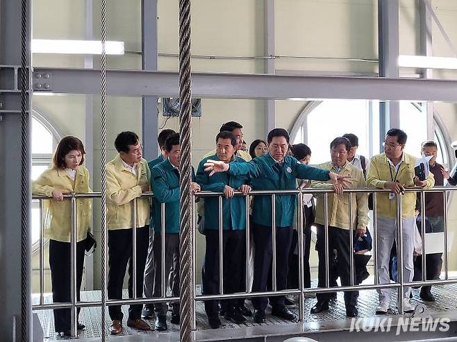 김기현 국민의힘 대표가 19일 서울 양천구 신월 빗물저류배수시설을 방문해 집중호우 대비 대심도 빗물터널을 살펴보고 있다.&nbsp; &nbsp;사진=최은희 기자