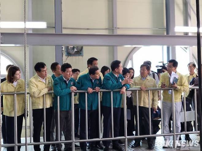 &nbsp;김기현 국민의힘 대표가 19일 서울 양천구 신월 빗물저류배수시설을 방문해 집중호우 대비 대심도 빗물터널 앞에서 현장 관계자의 설명을 듣고 있다.&nbsp; &nbsp;사진=최은희 기자