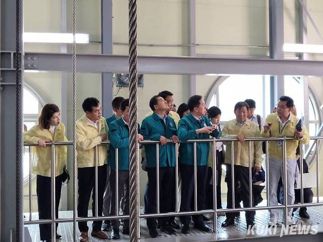 김기현 국민의힘 대표가 19일 서울 양천구 신월 빗물저류배수시설을 방문해 집중호우 대비 대심도 빗물터널을 살펴보고 있다.&nbsp; &nbsp;사진=최은희 기자