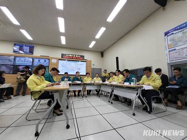 19일 서울 양천구 신월 빗물저류배수시설에 김기현 국민의힘대표, 박대출 정책위의장을 비롯해 이철규 사무총장, 구자근 당대표 비서실장, 조수진 최고위원, 정희용 당 재해대책위원장, 유상범 수석대변인, 김예령 대변인, 유창수 서울시 행정2부시장, 임상준 환경부 차관 등이 참석했다.&nbsp; &nbsp;사진=최은희 기자