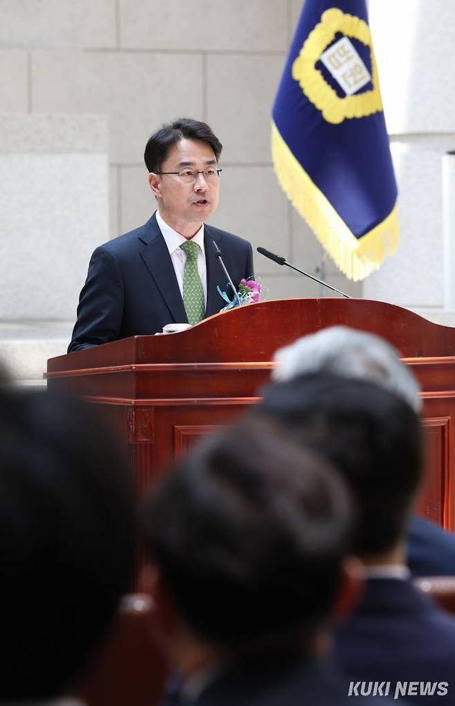 19일 서울 서초구 대법원 본관 중앙홀에서 열린 서경환·권영준 대법관 취임식에서 권영준 대법관이 취임사를 하고 있다.