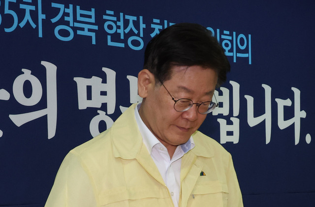 이재명 더불어민주당 대표가 19일 경북 안동시 당 사무실에서 열린 최고위 회의에서 폭우 피해 희생자 추모 묵념을 하고 있다. 연합뉴스