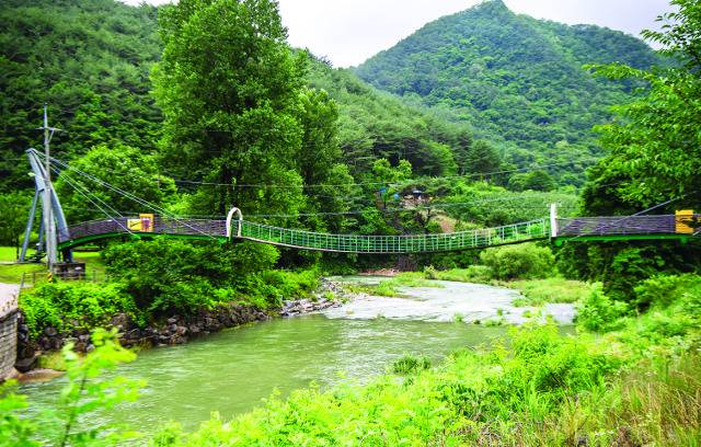 어름치 마을 앞 창리천에 놓인 구름다리.