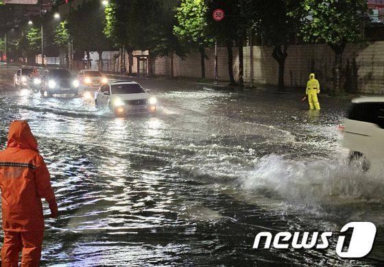 부산에 나흘째 호우경보가 발효 중인 지난 18일 오후 부산 사하구 사하경찰서 앞 도로가 집중호우로 침수돼 있다. /사진=뉴스1(부산소방재난본부 제공)