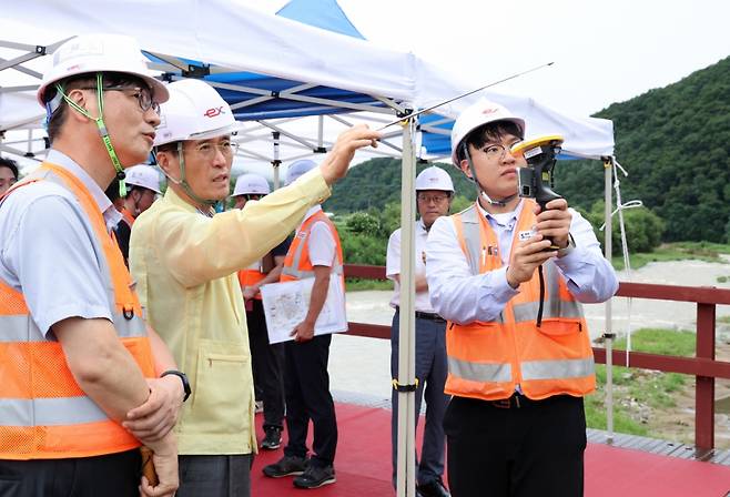 함진규 한국도로공사 사장이 이달 18일 강상JCT 건설현장을 방문해 집중호우로 인한 대비상황을 점검하고 있다. /사진제공=한국도로공사