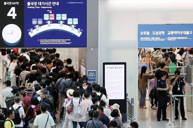 [인천공항=뉴시스] 최동준 기자 = 3일 인천국제공항 제1여객터미널 출국장이 이용객으로 붐비고 있다. 올해 상반기 국제선 여객수가 지난해 연간 국제선 여객수를 넘어섰으며 여름 휴가철을 맞아 해외여행 수요가 폭발적으로 늘어나고 있다. 2023.07.03.