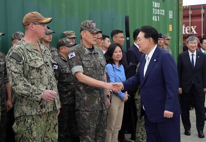 윤석열 대통령이 19일 오후 부산 남구 해군작전사령부 부산작전기지를 방문해 김명수 해군작전사령관과 인사하고 있다. /사진=뉴시스