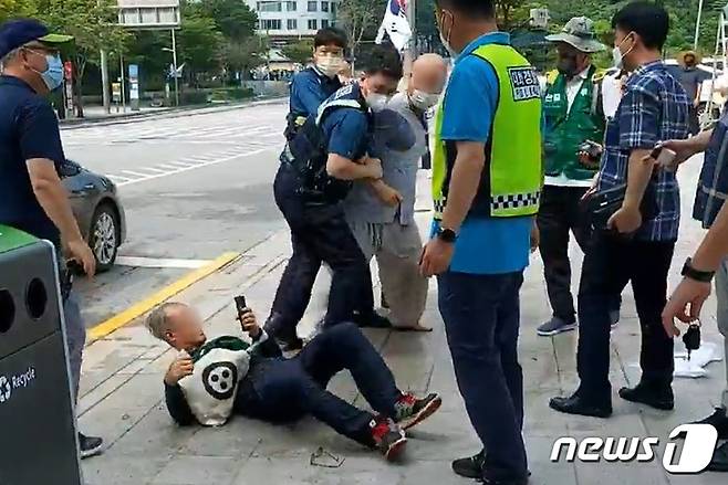 14일 서울 강남구 삼성동 봉은사 앞에서 승려 2명이 조계종 노조원을 폭행해 제지되고 있다(조계종 민주노조 제공) 2022.8.14/사진=뉴스1