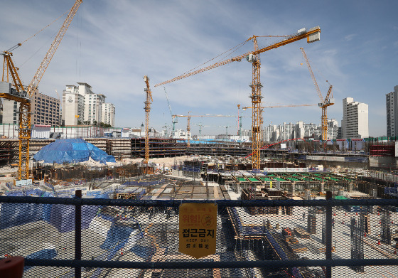 19일 한국건설산업연구원의 '건설동향브리핑 915호'에 실린 '건설기업 경영 위기, 정책자금을 활용한 활로 모색 필요' 보고서에 따르면 정부와 지방자치단체가 운영하는 정책 자금 내 건설업은 지속적으로 소외되고 있어 해당 대상에 건설업을 포함하는 과정을 통한 중소·영세 건설업체의 경영 안정화를 유도해야 한다는 주장이 제기됐다./사진=뉴시스