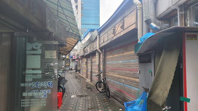 종로3가 한 골목으로 상점들이 철문이 굳게 닫혀 있다. [이준태 기자]