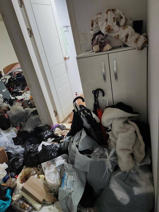 쓰레기장으로 변한 부산의 한 오피스텔 [보배드림]