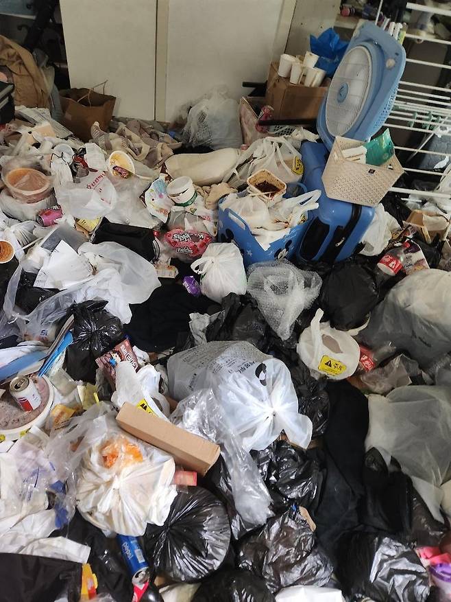 쓰레기장으로 변한 부산의 한 오피스텔 [보배드림]