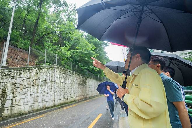 [서울=뉴시스]18일 관내 옹벽 대상 민관합동 긴급현장점검에 나선 이기재 양천구청장.(사진=양천구 제공) *재판매 및 DB 금지