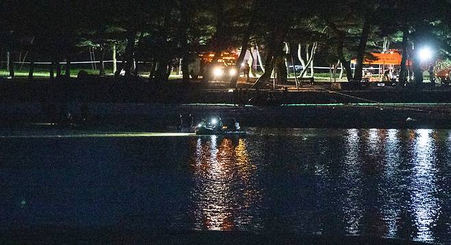 19일 오후 경북 예천군 호명면 선몽대 인근 하천에서 수색 중에 실종된 해병대 장병을 찾기 위한 야간 수색이 계속되고 있다. 예천=연합뉴스